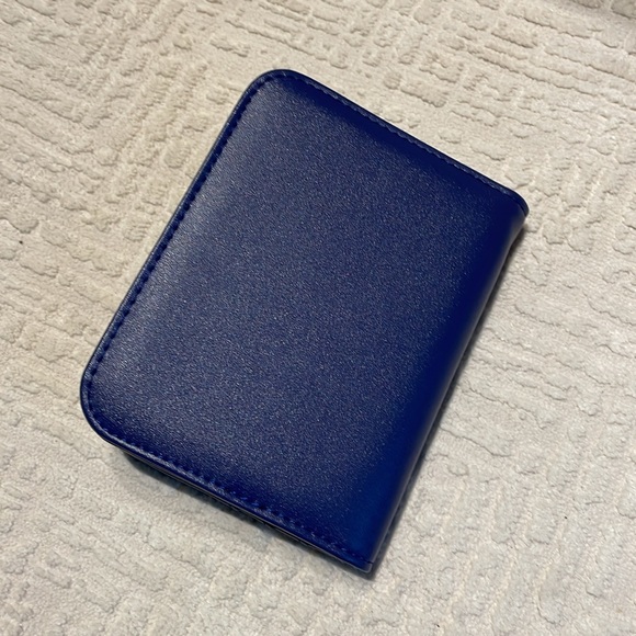 Martha Stewart passport/card holder / wallet with an Air tag spot/holder - Picture 3 of 4